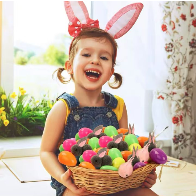 Ovos de Páscoa com brinquedos para caça aos ovos