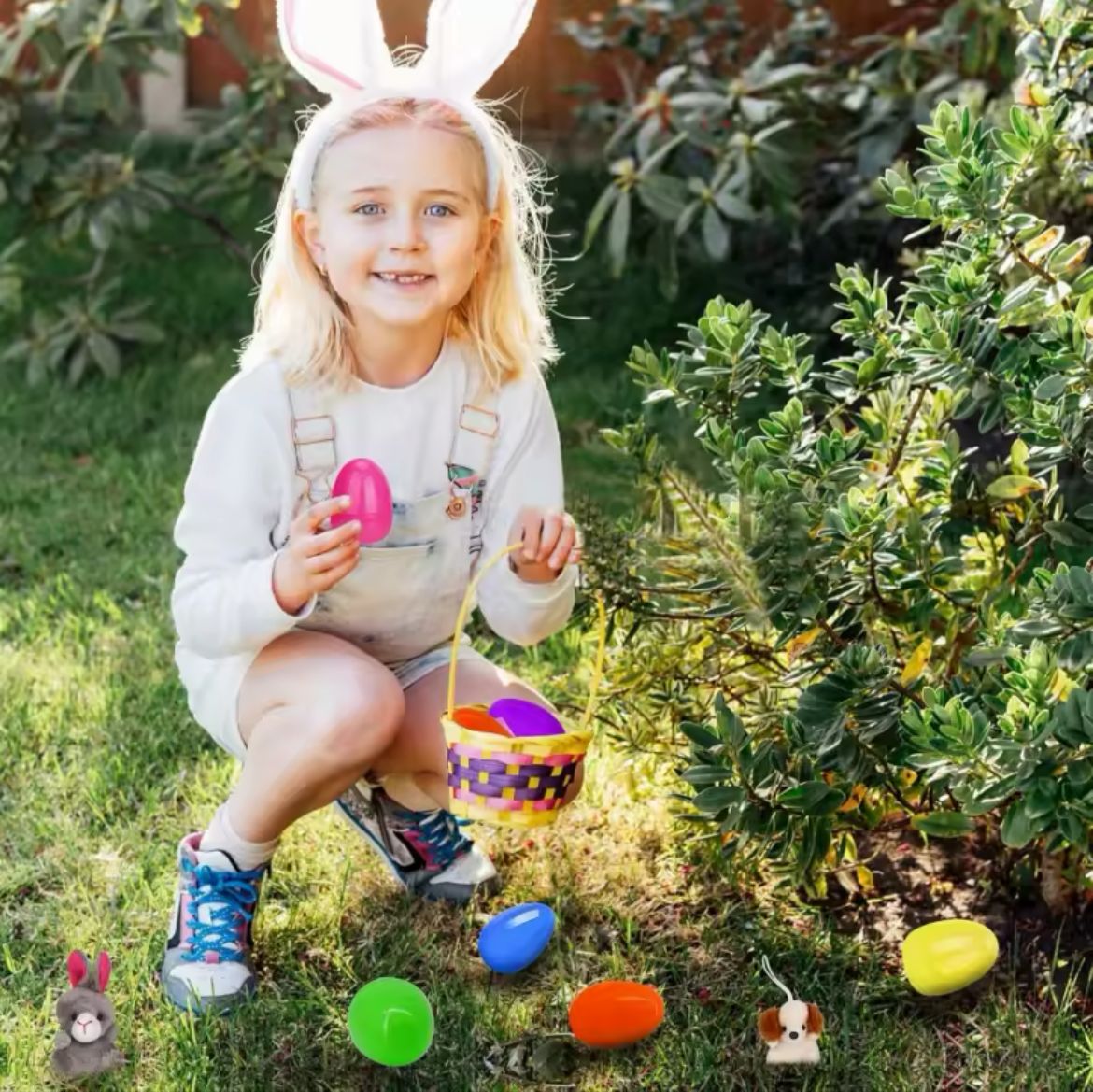 Ovos de Páscoa com brinquedos para caça aos ovos