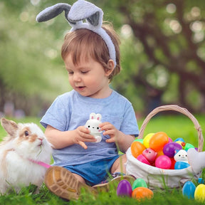 Ovos de Páscoa com brinquedos para caça aos ovos