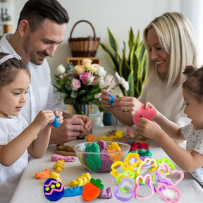 Ovos de Páscoa com brinquedos para caça aos ovos