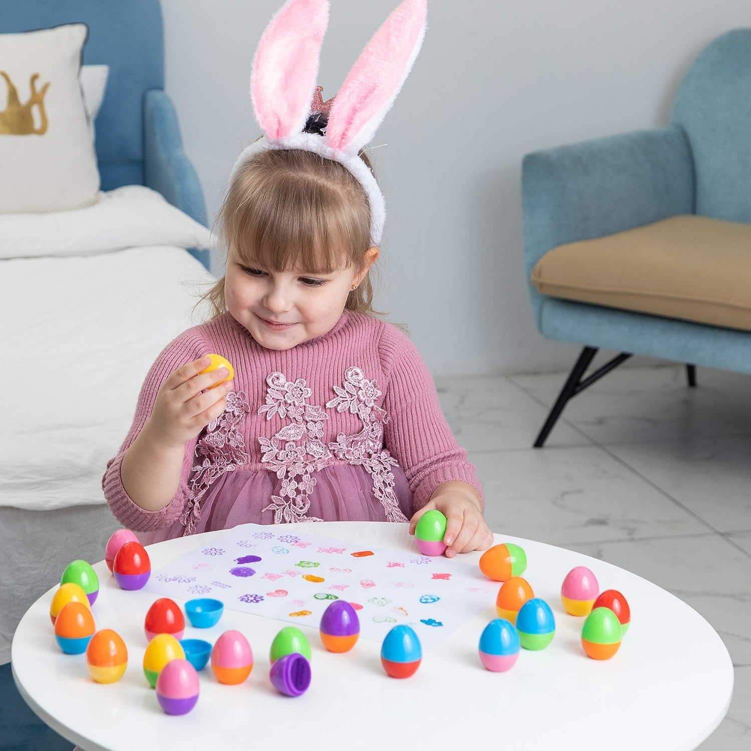 Ovos de Páscoa com brinquedos para caça aos ovos